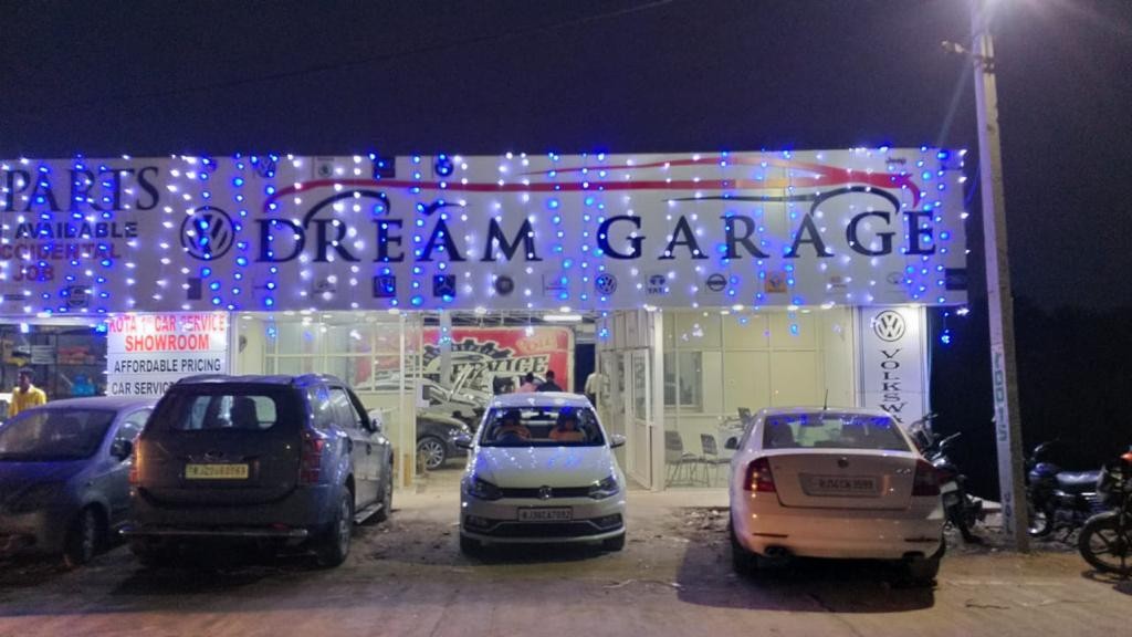 DREAM CAR GARAGE 